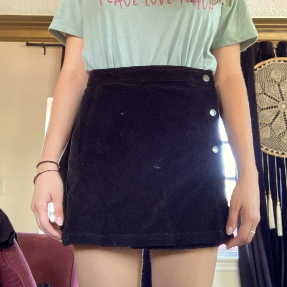 Side button skirt
